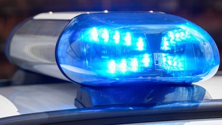 Ein Blaulicht auf einem Polizeifahrzeug leuchtet (Symbolfoto)
