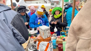 Auf dem Närrischen Jahrmarkt in Singen sind viele Attraktionen geboten vom Hau den Lukas bis zum Billigen Jakob.