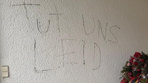 Unbekannte haben auf dem Friedhof in Amtzell im Kreis Ravensburg in der Nacht auf Samstag ein Lagerfeuer entfacht - mithilfe von hölzernen Grabkreuzen. 