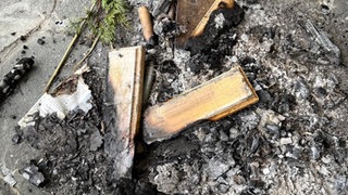 Unbekannte haben auf dem Friedhof in Amtzell im Kreis Ravensburg in der Nacht auf Samstag ein Lagerfeuer entfacht - mithilfe von hölzernen Grabkreuzen. 