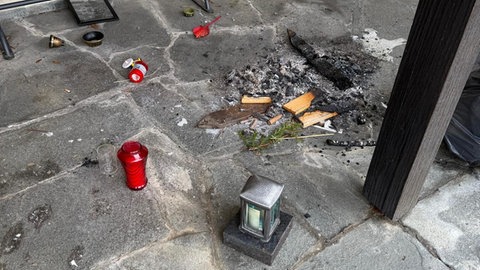 Unbekannte haben auf dem Friedhof in Amtzell im Kreis Ravensburg in der Nacht auf Samstag ein Lagerfeuer entfacht - mithilfe von hölzernen Grabkreuzen. 