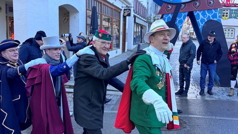 Ministerpräsident Winfried Kretschmann (Grüne) und Manuel Hagel (CDU) in Riedlingen: Bevor es zum Froschkuttelnessen geht, ziehen die Teilnehmer durch die Stadt.