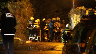 Spezialeinsatzkräfte und Feuerwehrleute waren nach einem Familienstreit in Immenstaad am Bodensee stundenlang im Einsatz, nachdem ein Mann mit einer Machete gedroht hatte.