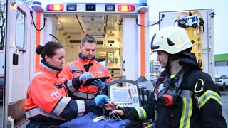 Der Malteser Hilfsdienst führt Messungen des Kohlenstoffmonoxid-Gehalts (CO) von Einsatzkräften durch.