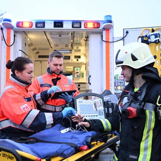 Der Malteser Hilfsdienst führt Messungen des Kohlenstoffmonoxid-Gehalts (CO) von Einsatzkräften durch.