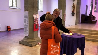 In Ravensburg konnten Gläubige ein Aschekreuz zum Mitnehmen abholen.