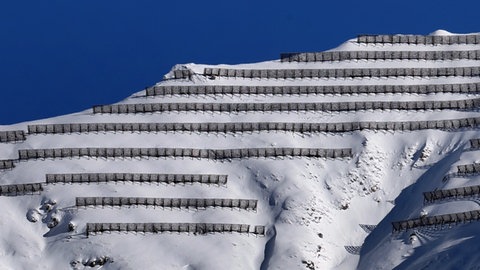 Lawinenschutzzäune stehen in den Allgäuer Alpen im frisch gefallenen Neuschnee. Heftiger Schneefall und starker Wind erhöhen die Lawinengefahr in den Alpen.