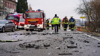 Auf der B30 bei Oberessendorf ist am Freitagnachmittag ein 42-Jähriger ums Leben gekommen.