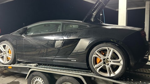Ein Lamborghini Gallardo auf einem Anhänger: Das Fahrzeug war unverzollt und wurde deshalb von Zöllnern sichergestellt.