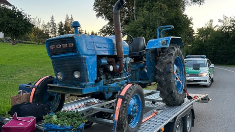 Ein Oldtimer-Traktor wird vom Zoll gestoppt, weil das Fahrzeug unverzollt ist.