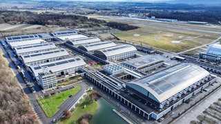 Blick aus der Luft auf die Messe in Friedrichshafen: Auf den Dachflächen der Messehallen wurde eine neue Photovoltaikanlage eingeweiht.