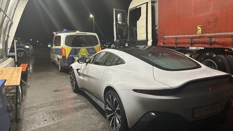 Ein Aston Martin Vantage V8 mit Schweizer Zulassung wird auf der A96 bei Lindau vom Zoll gestoppt.
