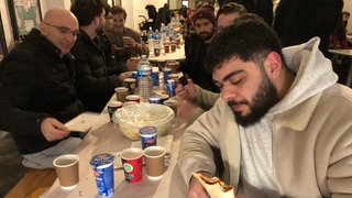 Gemeinsames Fastenbrechen beim Ramadan 2026 in Ravensburg: Muslime und Nicht-Muslime trafen sich dazu im Alten Theater Ravensburg, einem Torbogendurchgang in der Altstadt.