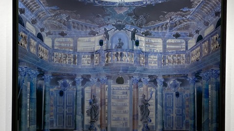 Der international bekannte Fotograf Axel Hütte zeigt in seiner Einzelausstellung im Museum Villa Rot in Burgrieden barocke Innenräume. Aber digital ins Negativ verkehrt.