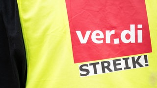Nahaufnahme eine Weste mit der Aufschrift "ver.di Streik!". Beschäftigte verschiedener privater Kliniken in der Region Bodensee-Oberschwaben legen am Montag ihre Arbeit nieder.