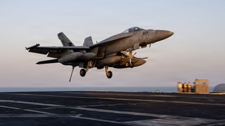 Ein Kampfjet der USA landet auf der USS Abraham Lincoln: Der Krieg im Nahen Osten hat auch Folgen für die Wirtschaft in der Region Bodensee-Oberschwaben.