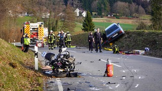 Bei einem Verkehrsunfall auf der Landesstraße zwischen Grünkraut und Rosenharz sind am Montag zwei Menschen verletzt worden. 