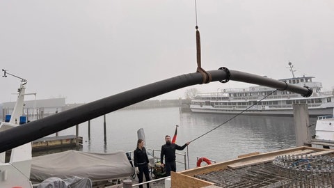 Ein 15 Meter langes Rohr aus dem Bodensee. Am Montag ist ein Katamaran mit einem Rohr zusammengestoßen.
