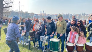 310 Trommlerinnen und Trommler machten in Bad Waldsee beim Weltrekordversuch mit. Diese Anzahl reichte nicht ganz.