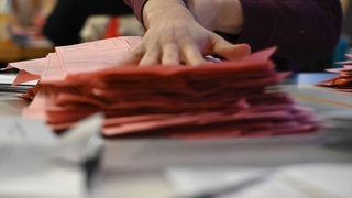 Wahlhelfer zählen in einer Stelle des Statistischen Amtes Stimmzettel bei der Landtagswahl in Baden-Württemberg aus. 