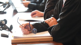 Anwälte in einem Gerichtssaal. Ein Bauprojekt mit Hotel, Parkhaus und Tagungszentrum in Konstanz endet vor Gericht. Ein 68-Jähriger soll Anleger um fast fünf Millionen Euro betrogen haben.