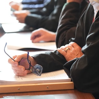 Anwälte in einem Gerichtssaal. Ein Bauprojekt mit Hotel, Parkhaus und Tagungszentrum in Konstanz endet vor Gericht. Ein 68-Jähriger soll Anleger um fast fünf Millionen Euro betrogen haben.