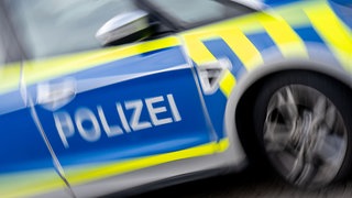 Ein Polizeifahrzeug fährt mit Blaulicht. Ein Autofahrer hat in Mengen im Kreis Sigmaringen fast ein Dutzend Polizeistreifen beschäftigt. Laut den Beamten flüchtete der Mann, weil er unter Alkohol- und Drogeneinfluss stand. (Symbolbild)