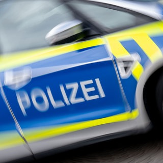 Ein Polizeifahrzeug fährt mit Blaulicht. Ein Autofahrer hat in Mengen im Kreis Sigmaringen fast ein Dutzend Polizeistreifen beschäftigt. Laut den Beamten flüchtete der Mann, weil er unter Alkohol- und Drogeneinfluss stand. (Symbolbild)
