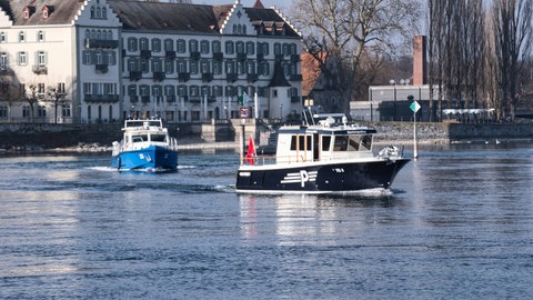 Ein schweizerisches und deutsches Polizeiboot vor Konstanz. 2025 sind weniger Menschen auf dem Bodensee ums Leben gekommen.