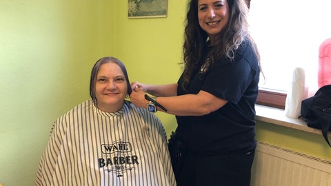Die Barber Angels haben in Friedrichshafen über 20 Menschen die Haare geschnitten.