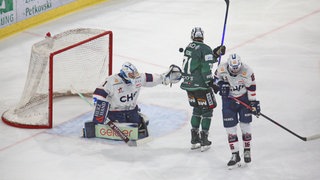 Eine Spielszene aus einem Match Ravensburg Towerstars gegen Bietigheim Steelers. Beide Mannschaften stehen sich in der Playoff-Viertelfinalserie gegenüber.