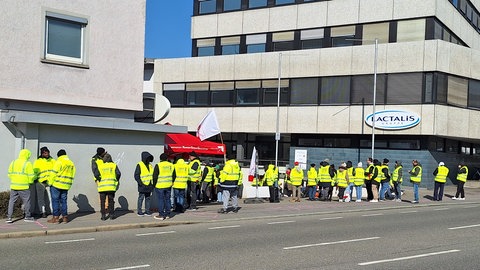 Mitarbeiter von Omira streiken vor dem Unternehmen in Ravensburg.