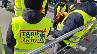 Mitarbeiter von Omira streiken vor dem Unternehmen in Ravensburg.