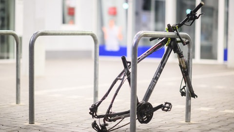 Angeschlossenes Fahrradgestell nach vermutlichem Diebstahl der Räder und des Sattels