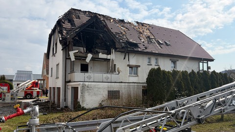 Ein Wohnhaus mit ausgebranntem Obergeschoss. Bei dem Brand in Stockach kam ein Mann ums Leben.