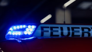Feuerwehrblaulicht: Anwohner in Orsingen-Nenzingen riefen die Feuerwehr. Die rettete Mutter und Sohn vor einer Kohlenmonoxid-Vergiftung.