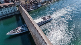 Ein Ausflugsschiff passiert die Rheinbrücke bei Diessenhofen. Anfang April beginnt wieder die Saison auf Untersee und Rhein.