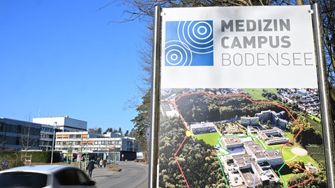 Ein Schild weist am Eingang des medizinischen Zentrums auf den Medizin Campus Bodensee hin.