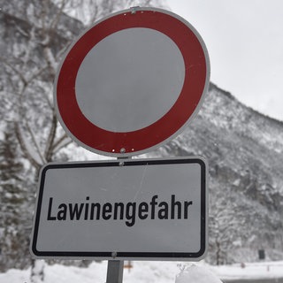 Lawinengefahr: In einigen Skigebieten in der Nähe des Bodensee steigt die Lawinengefahr (Symbolbild)