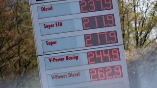 Auf einer Anzeigetafel einer Tankstelle stehen die aktuellen Preise für Benzin und Diesel. Die Auswirkungen des Krieges im Nahen Osten bekommt auch die Region Bodensee-Oberschwaben zu spüren.