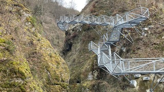 Man sieht den langen Steg, wie er sich in etwa zehn Metern Höhe durch die Marienschlucht windet. Die Marienschlucht am Bodensee ist nach elf Jahren wieder eröffnet.
