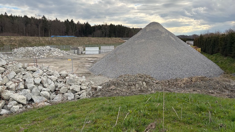 Zwei große Haufen aus Bauschutt auf einer Lagerfläche nahe Allensbach. Behörden bewerten die Lagerung als unbedenklich, ein Unternehmer äußert Zweifel.
