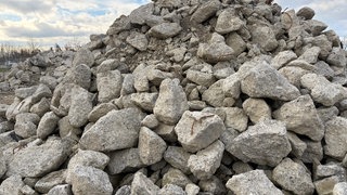 Großer Steinhaufen auf einer Lagerfläche bei Allensbach nahe der B33-Baustelle. Ob es sich dabei um belastetes Material handelt, ist zwischen Beteiligten umstritten. (Foto Stand: 11.3.2026)