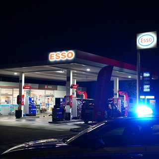 Ein Mann hat am Montagabend versucht, diese Tankstelle in Kressbronn zu überfallen. Der Sohn des Betreibers vereitelte das.