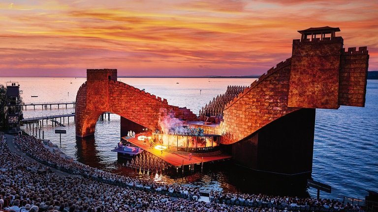 Ein Stück Chinesische Mauer ragt aus dem Bodensee - das Bühnenbild 201516 für die Oper "Turandot" bei den Bregenzer Festspielen.