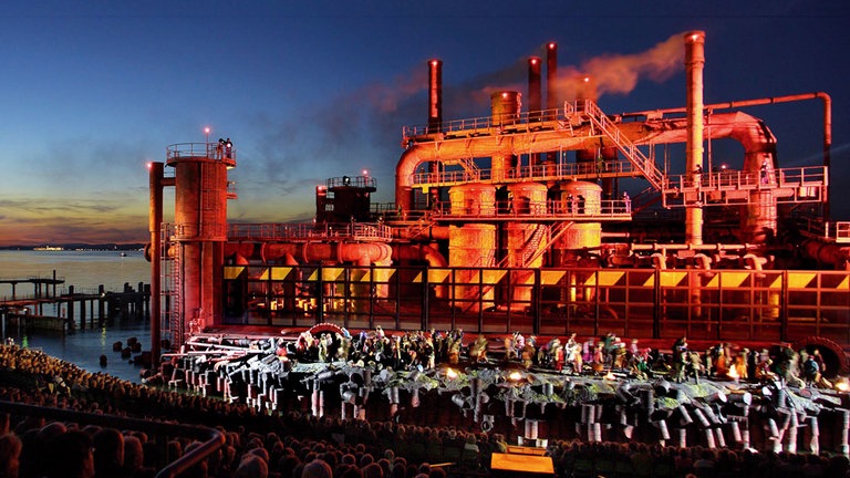 Eine Art Ölraffinerie als Bühnenbild der Bregenzer Festspiele auf der Seebühne im Bodensee