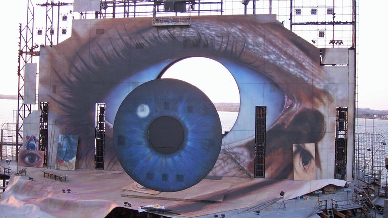 Ein gigantisches Auge war zentrales Element des Bühnenbildes für die Oper "Tosca" 2007 und 2008 auf der Seebühne der Bregenzer Festspiele.
