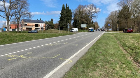 Zeichnungen markieren die Unfallstelle auf der B30 bei Unteressendorf.