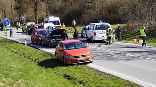 Auf einer Bundesstraße bei Eberhardzell (Kreis Biberach) ist es zu einem Unfall mit mehreren beteiligten Fahrzeugen gekommen. 