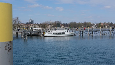 Die "MS Seeperle", die Samstags künftig als Wasserbus verkehrt, liegt im Konstanzer Hafen.